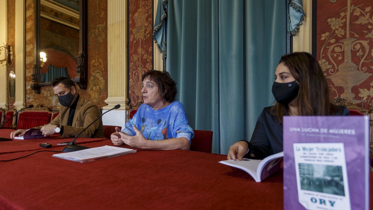 Instante de la presentación del libro 'Una lucha de mujeres', que relata la huelga de las trabajadoras de Confecciones Ory en 1976. SANTI OTERO