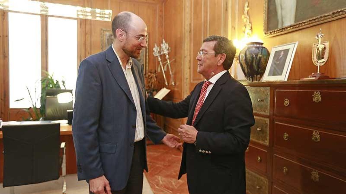 El responsable de Proyecto Hombre, Manuel Fuentes, antes de la firma con el presidente provincial, César Rico (dch).-R.O.