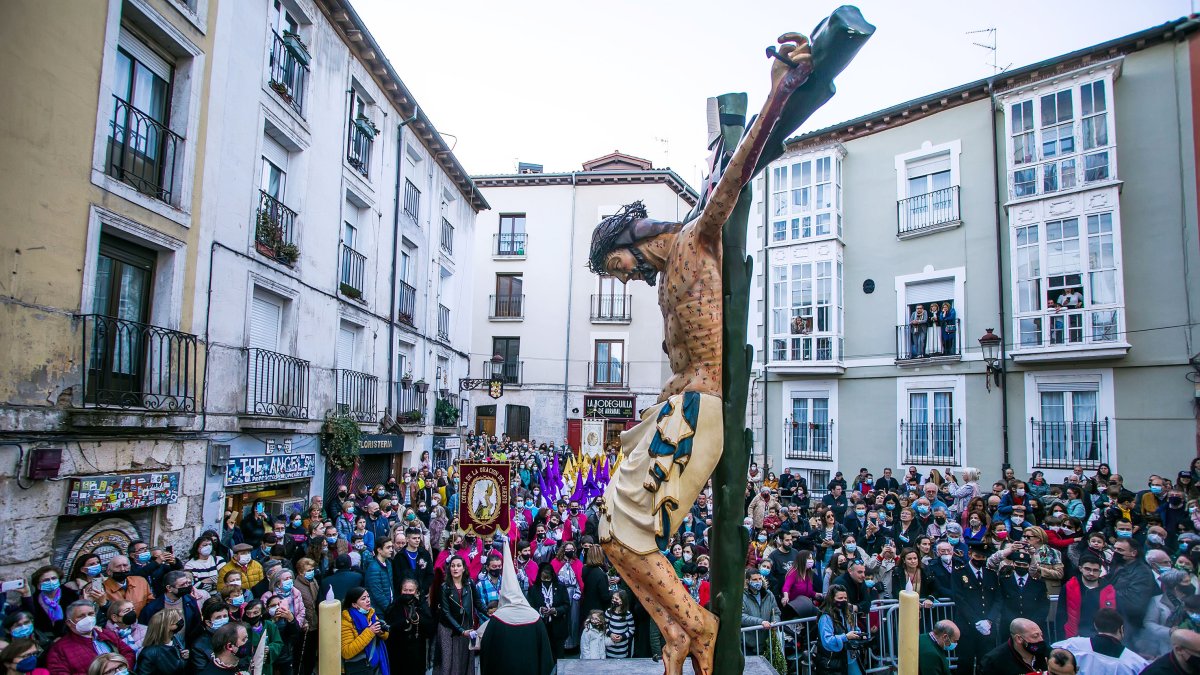 El Cristo de Burgos izado en el trono. TOMÁS ALONSO