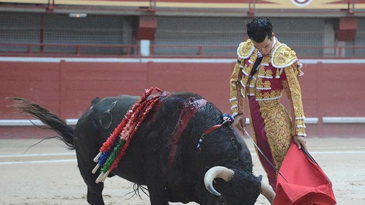 Morenito de Aranda exhibió la personalidad y el clasicismo de su tauromaquía.-ALBERTO CALVO