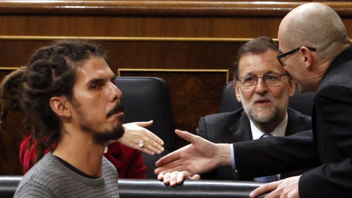 El diputado de Podemos Alberto Rodríguez pasa ante el presidente del Gobierno en funciones, Mariano Rajoy, antes de votar la elección del presidente del Congreso, durante la sesión constitutiva de la Cámara baja.-EFE / J.J. GUILLÉN