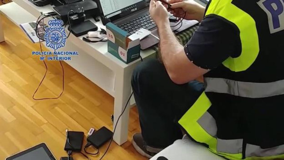 Detenida por extorsionar a un hombre que accedió a páginas de contactos. ECB