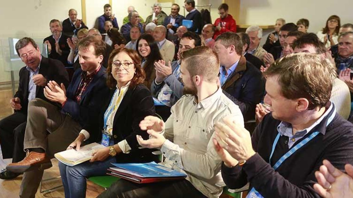 Los militantes del Partido Popular, incluido el candidato Héctor Javier Martín, felicitan a Raquel Contreras tras anunciarse su victoria.-RAÚL G. OCHOA