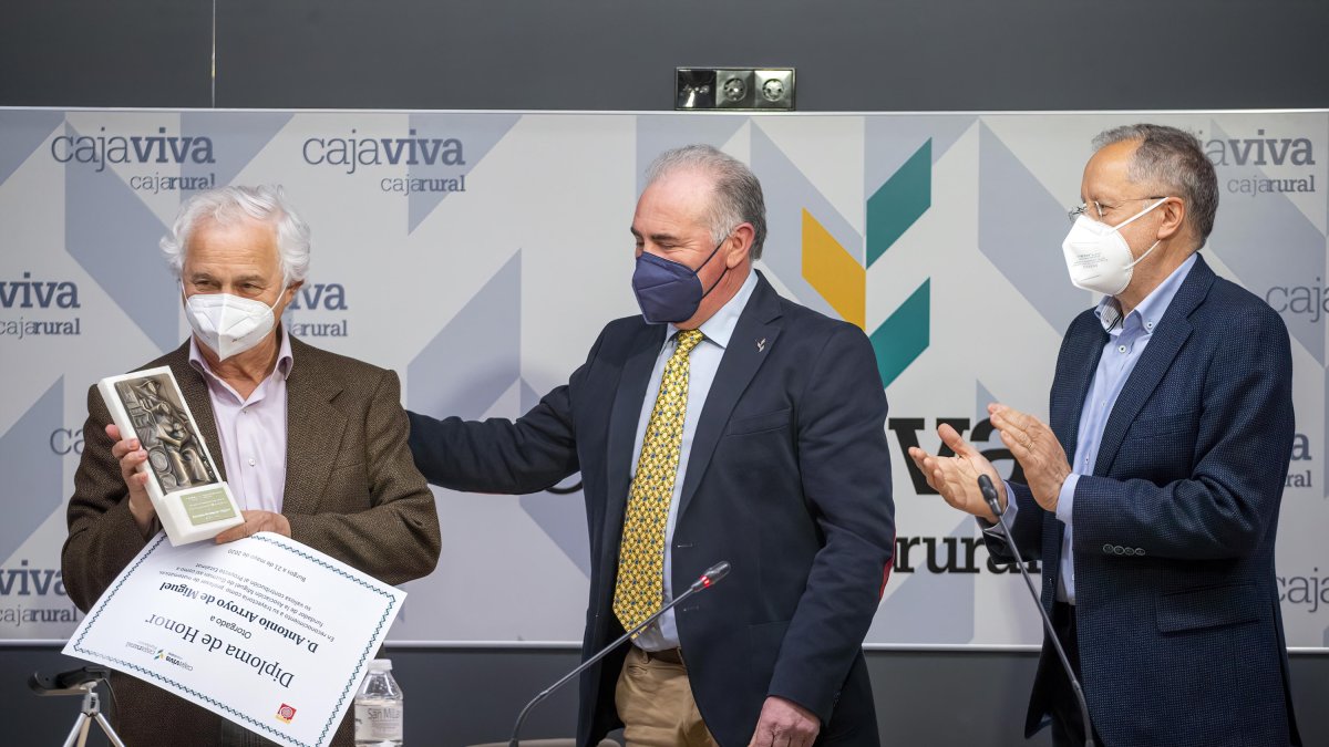 A la izquierda, Antonio Arroyo con el premio honorífico, junto a Miguel Ángel Terradillos y Constantino de la Fuente. SANTI OTERO