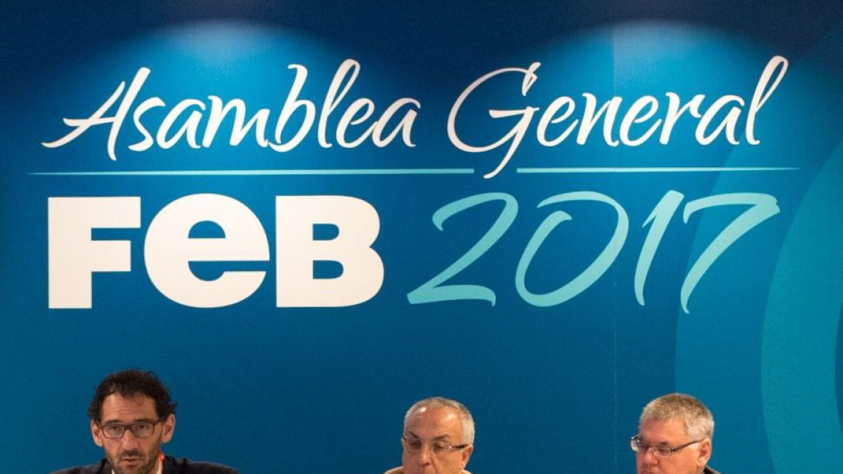 Garbajosa (FEB), Blanco (Comité Olímpico Español) y Roca (ACB), ayer, en Madrid.-FEB