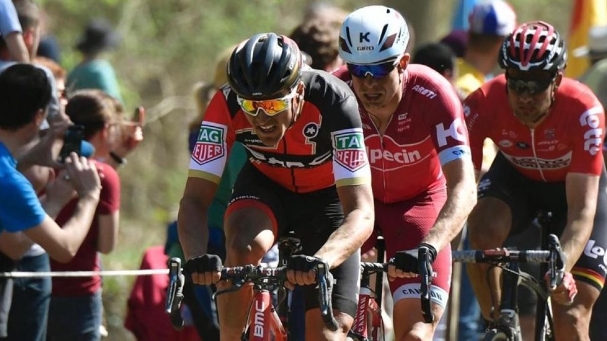 Greg van Avermaet tira del grupo por delante de Alexander Kristoff durante la París-Roubaix.-AFP