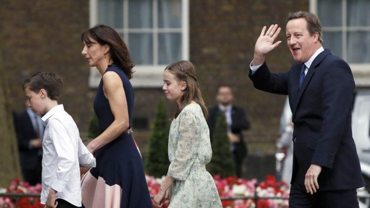 Cameron, con su esposa y sus hijos, en su último día en el 10 de Downing Street, el pasado 13 de julio.-STEFAN WERMUTH / REUTERS