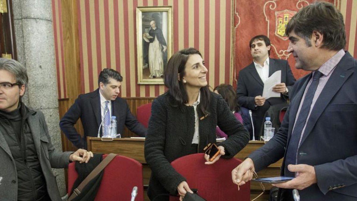 El concejal Fernando Gómez (a la derecha) charla, al inicio del Pleno municipal de ayer, con la portavoz de Ciudadanos, Gloria Bañeres.-SANTI OTERO