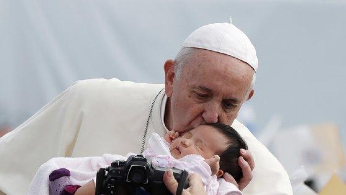 El Papa besa a un niño durante una misa en Nagasaki, este domingo.-EFE / EPA / KIMIMASA MAYAMA
