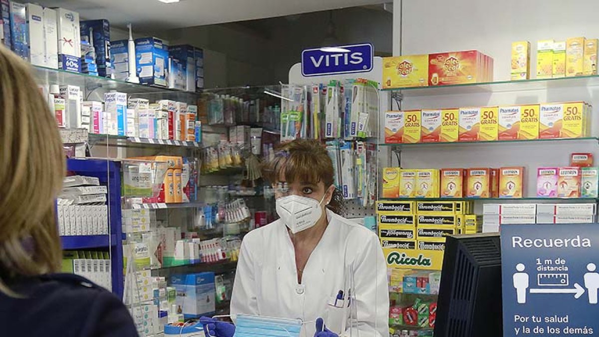 Una clienta compra una mascarilla. RAÚL OCHOA