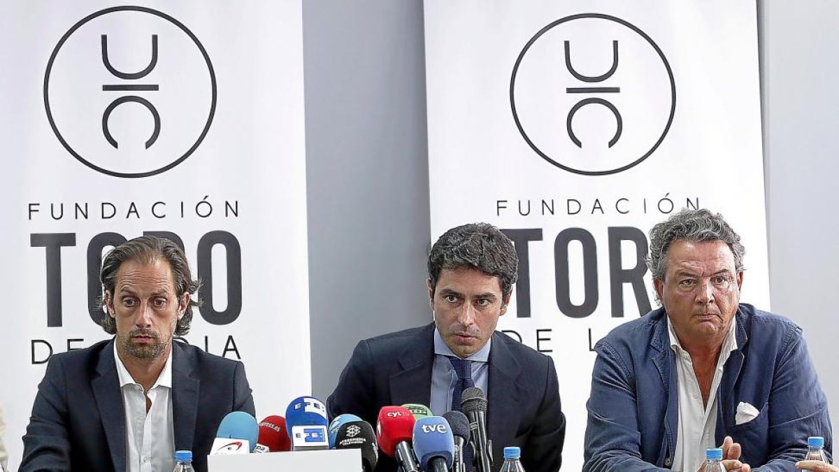 Juan Diego (Unión de Toreros), José Manuel Soriano (abogado) y Carlos Nuñez (Fundación Toro de Lidia).-ICAL