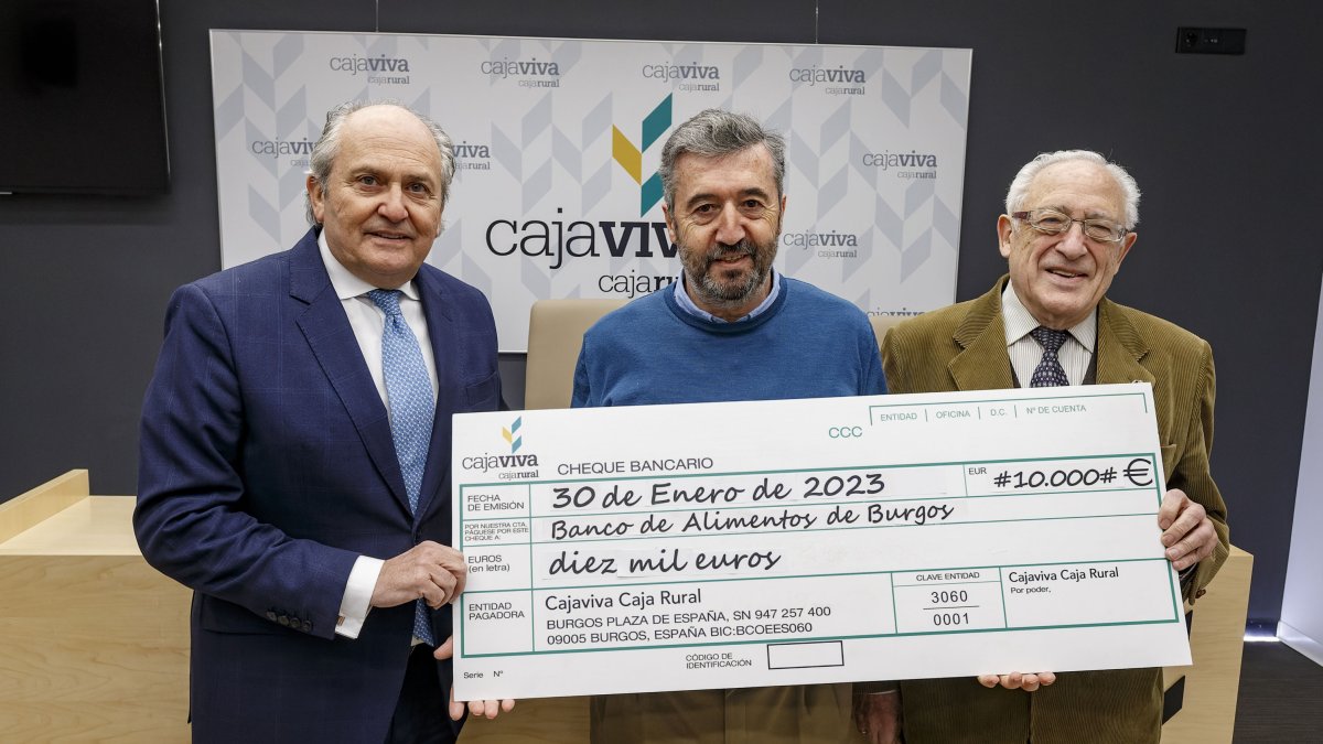 Julián Martínez, Tomás Fiscac y Miguel Ángel López con la donación de Cajaviva al Banco de Alimentos. SANTIOTERO