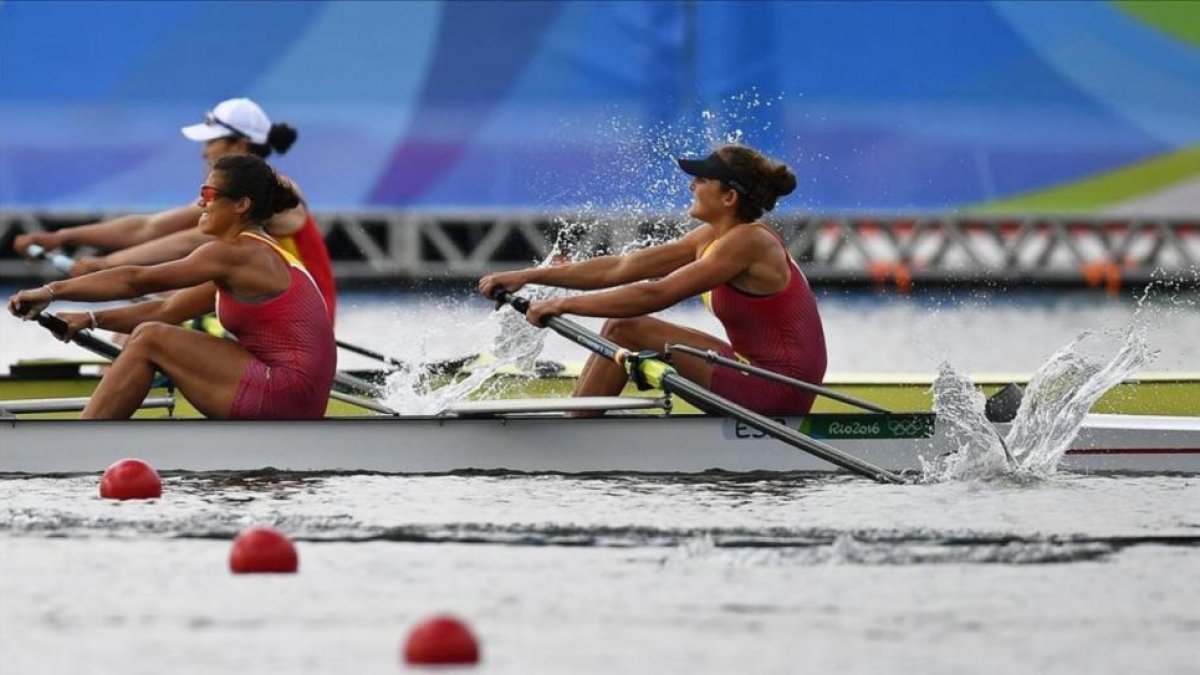 Anna Boada y Aina Cid, camino de conseguir el acceso a la final.-EFE / FRANCK ROBICHON