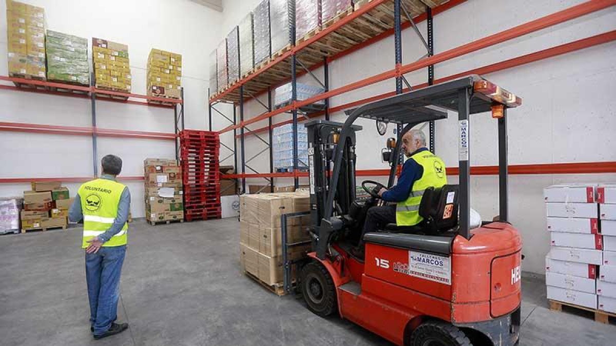 Dos volunatarios, en el Banco de Alimentos.-ISRAEL L. MURILLO