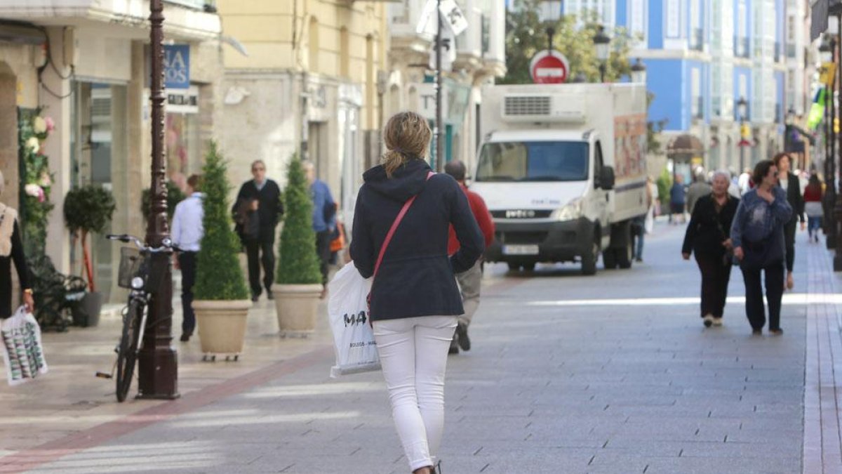 Una mujer circula en patinete por la calle La Moneda.