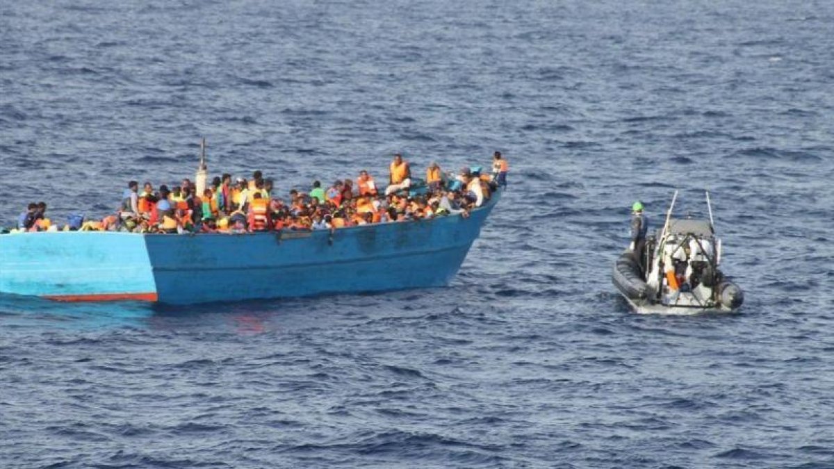 Una lancha irlandesa al rescate de una barca repleta de migrantes, a 36 millas al nordeste de Trípoli (Libia), el 21 de octubre.-EFE / IRISH DEFENCE FORCES