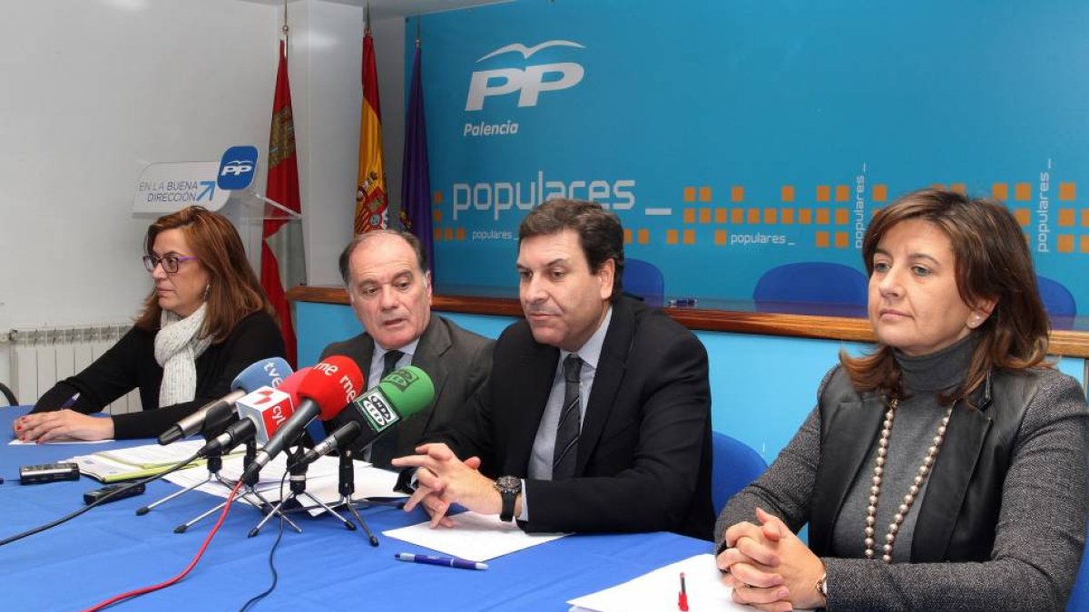 (I a D) La senadora Ángeles Armisén, el consejero de Economía y Empleo, Tomás Villanueva, el presidente del PP de Palencia, Carlos Fernández Carriedo, y la viceconsejera de Política Económica, Empresa y Empleo, Begoña Hernández-Ical
