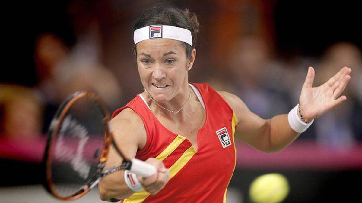 Silvia Soler devuelve una bola a Simona Halep, durante el primer partido de la eliminatoria de la Copa Federación.-Foto: EFE / ROBERT GHEMENT