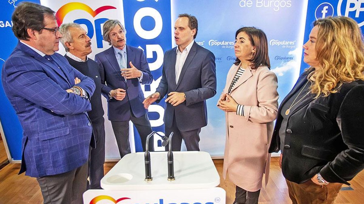 En el centro, Daniel Lacalle conversa con candidatos alCongreso y alSenado.-SANTI OTERO