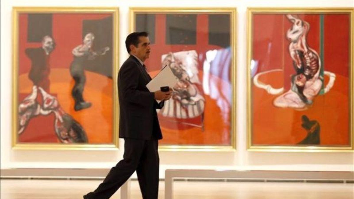 Aspecto de 'Tres estudios para una crucifixión' (1962) de Bacon, este jueves en el Guggenheim.-EFE / LUIS TEJIDO