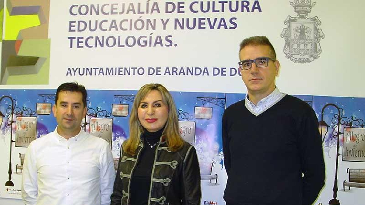 Azucena Esteban junto al director de la banda y el presidente de Cruz Roja.-L.V.