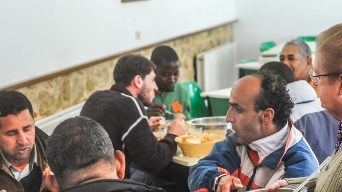 El comedor ha vuelto a funcionar después del confinamiento con turnos para limitar el aforo. ISRAEL L. MURILLO
