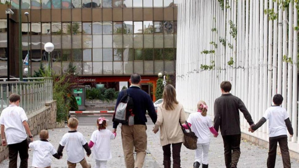 Imagen de una familia numerosa de ‘categoría especial’.-DIEGO SINOVA