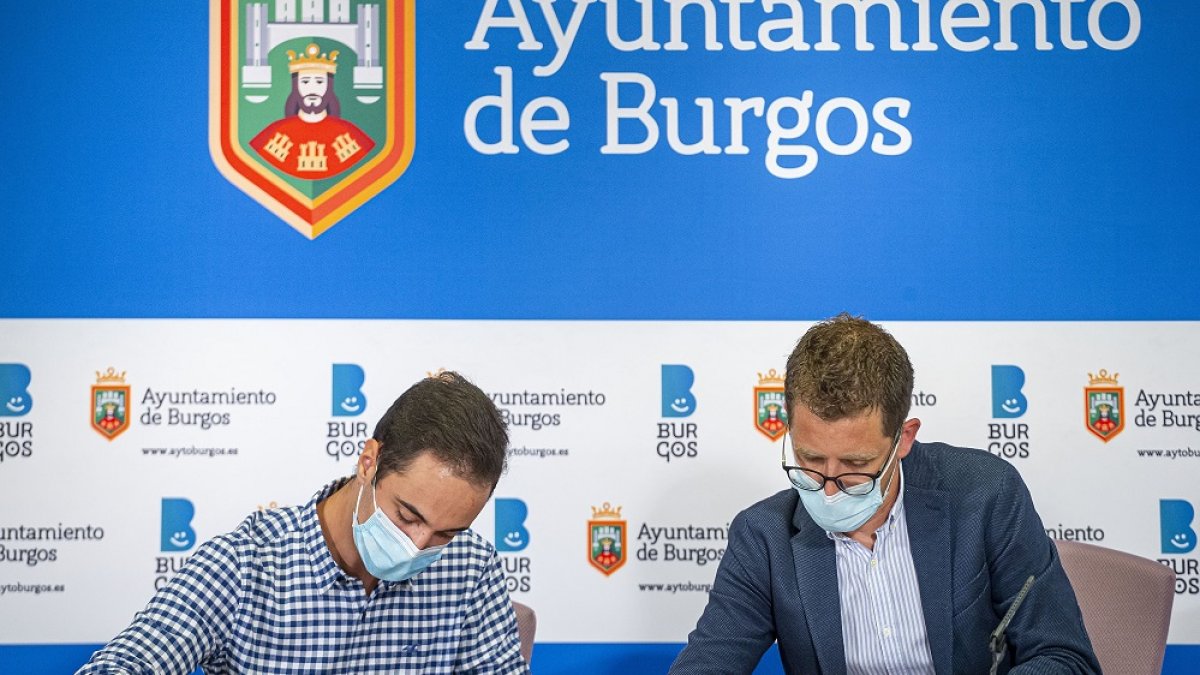 Peso y Temiño rubricaron ayer el convenio de colaboración. SANTI OTERO