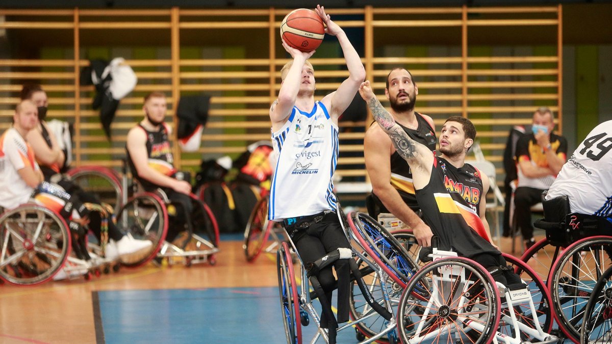 Fryer lanza a canasta en un lance del partido de ayer. RAÚL OCHOA