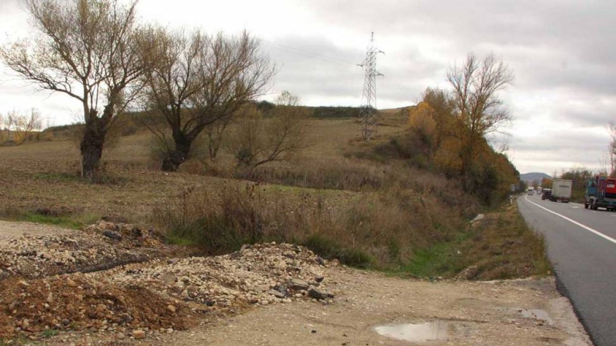 El acceso al enlace de caminos de Valdesorda aparece cortado con una zanja-G. G.