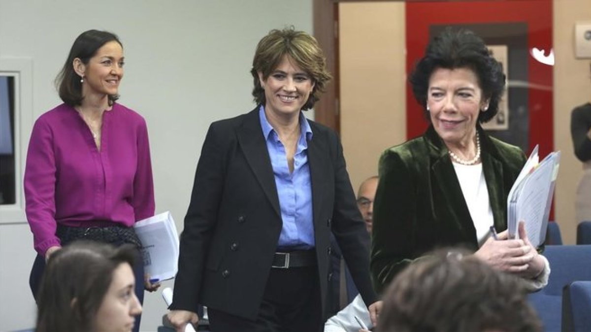 Las ministras Isabel Celaá, Dolores Delgado y Reyes Maroto en rueda de prensa en la Moncloa.-DAVID CASTRO