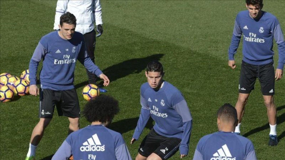 James, en el centro de un rondo junto con Kovacic, Marcelo, Casemiro y Enzo Zidane.-EFE / F. VILLAR