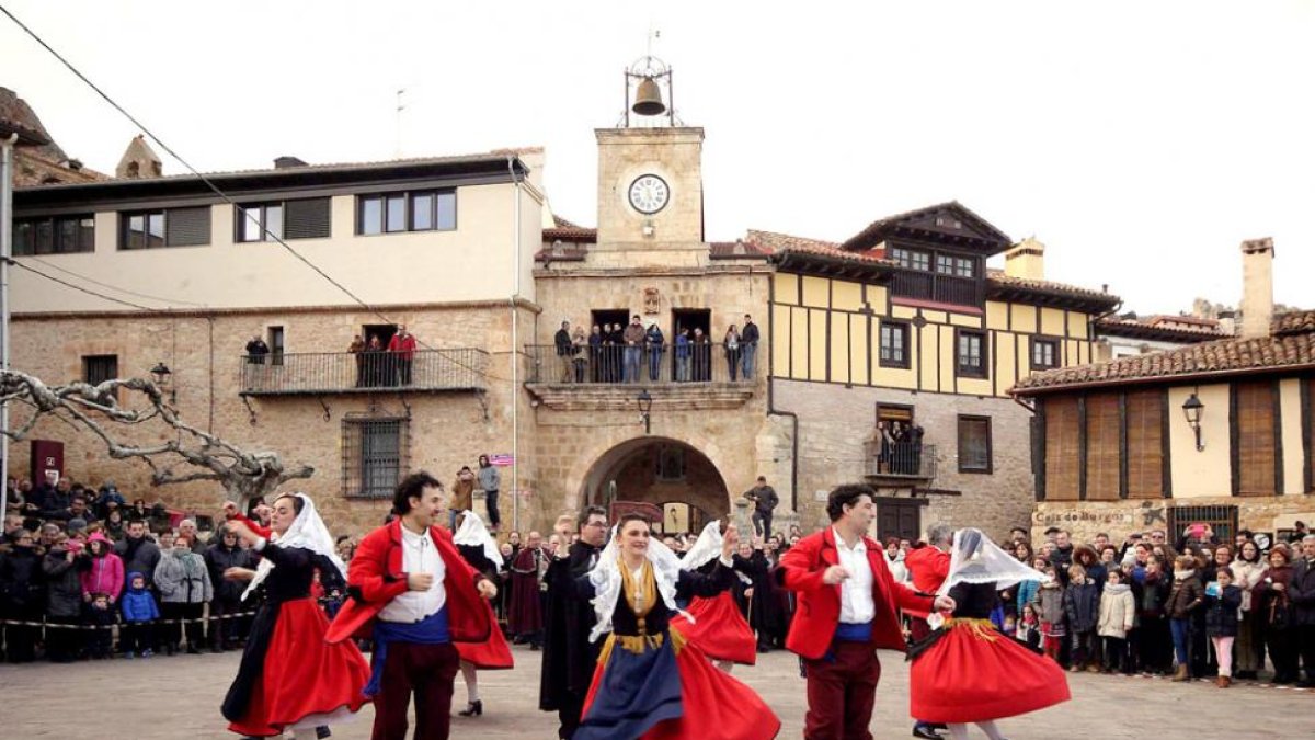 La plaza Mayor acogió la tradicional danza del escarrete de las parejas.-G. G.