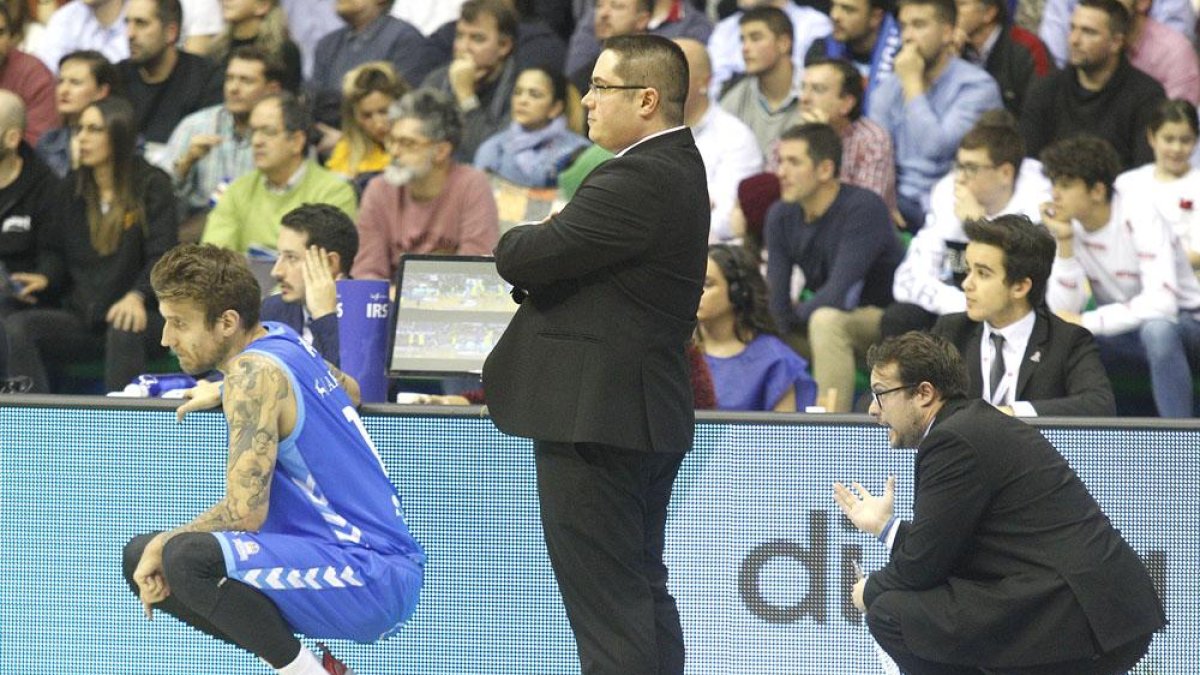 Epi sigue atento la evolución de un encuentro liguero en el Coliseum.-SANTI OTERO