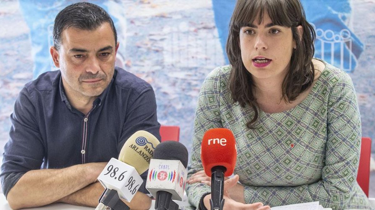 Juanjo Asensio, número dos de la lista de Imagina al Ayuntamiento de Burgos y Eugenia Sáez, candidata a la Alcaldía de la formación.-SANTI OTERO