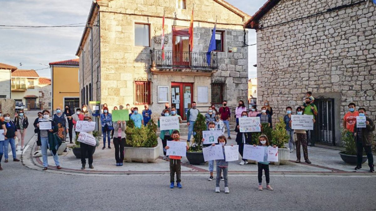 Vecinos de toda edad se congregaron el jueves con pancartas pidiendo que se mantenga este puesto al considerarlo esencial para reactivar el municipio. ECB