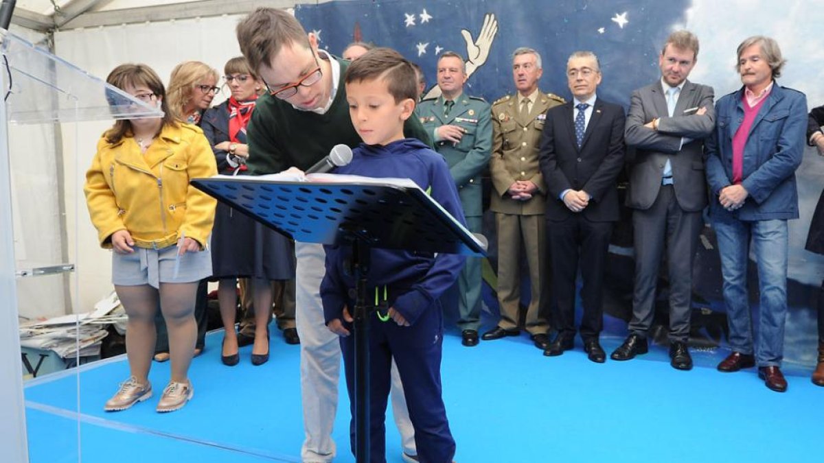 Un alumno del Padre Manjón lee su fragmento de ‘Peter Pan’ ante la mirada de las autoridades.-Israel L. Murillo