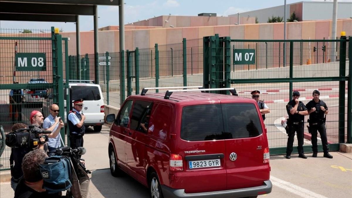 Forn, Rull y Turull llegan a la cárcel de Lledoners.-SUSANNA SÁEZ (EFE)