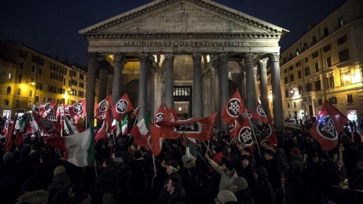 Seguidores de la organización fascista CasaPound asisten a un acto electoral celebrado en Roma, el 1 de marzo.-EFE / ANGELO CARCONI