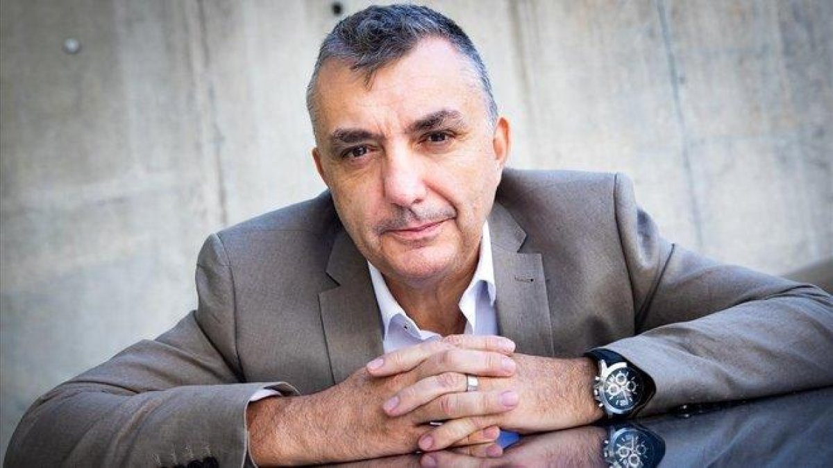 Manuel Vilas, ayer en un  hotel de Barcelona.-ROBERT RAMOS
