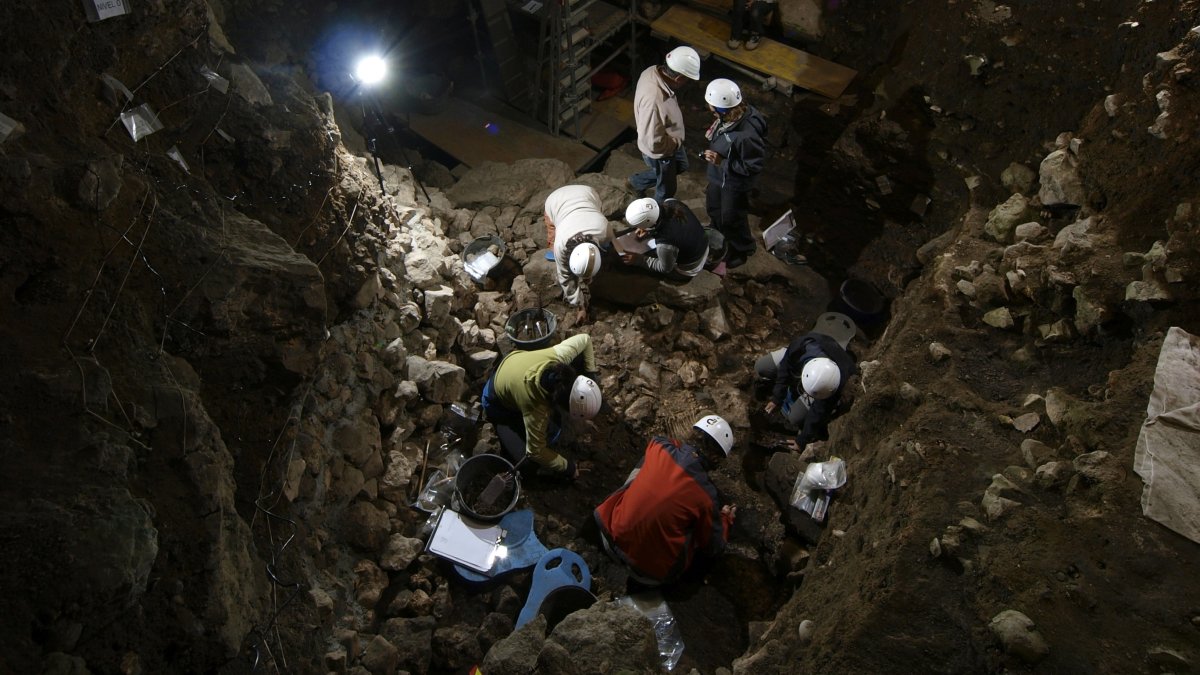 El Portalón de Cueva Mayor durante su excavación. JAVIER TRUEBA, MADRID SCIENTIFIC FILMS.