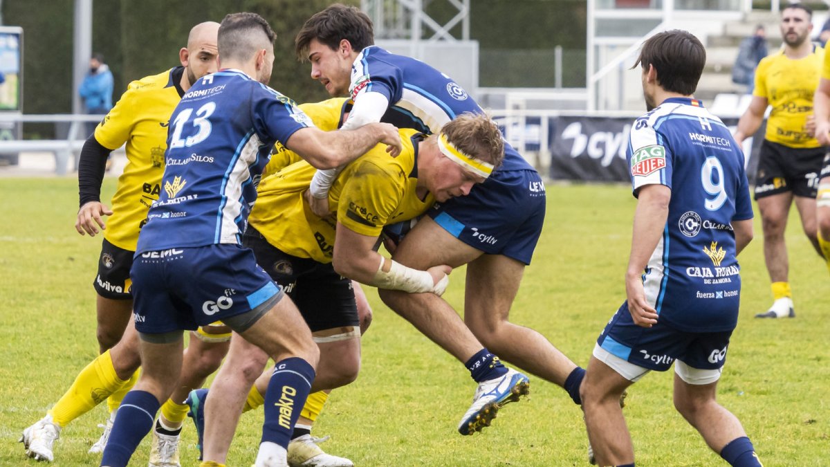 Snyman sella a un rival en el encuentro disputado en Pepe Rojo. ÁREA 11