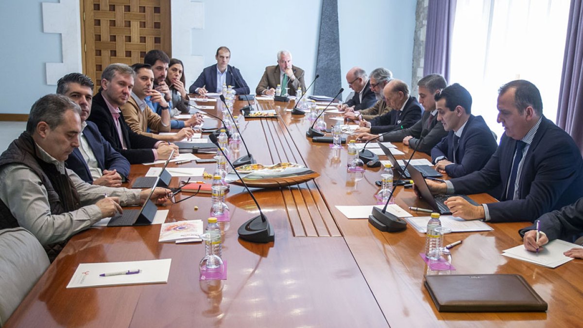 Los miembros del consejo rector del Consorcio de Villalonquéjar durante la reunión celebrada ayer. SANTI OTERO