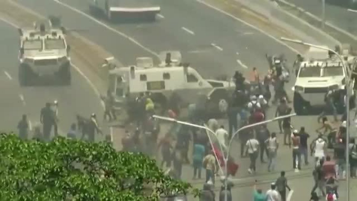 Una tanqueta del ejército de Maduro, arrolla a varios manifestantes.-EL PERIÓDICO