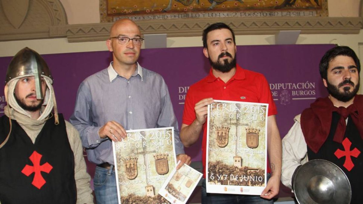 El alcalde beliforano (segundo por la izq.) junto a los recreadores que participarán en la feria.-ECB
