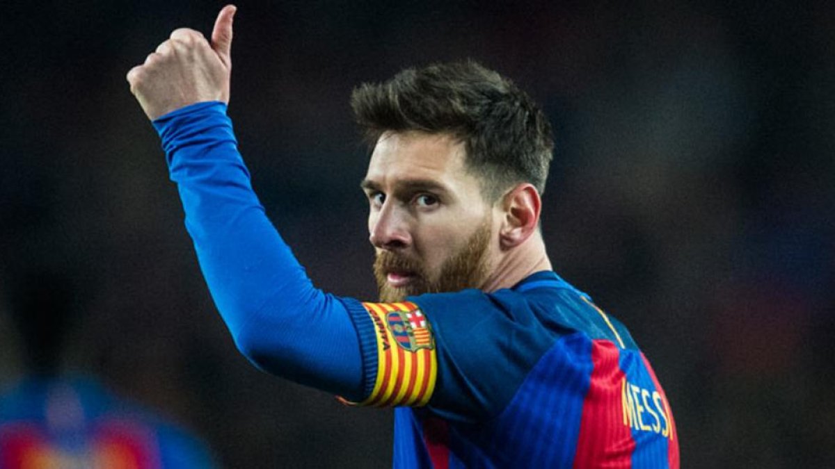 Messi agradece su ánimo a los aficionados del Barça durante el partido de Copa contra la Real Sociedad, en enero del 2017.-JORDI COTRINA