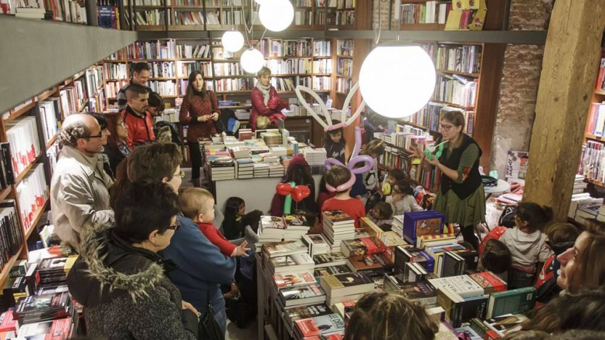 Cuentacuentos durante el Día de las Librerías.-Santi Otero