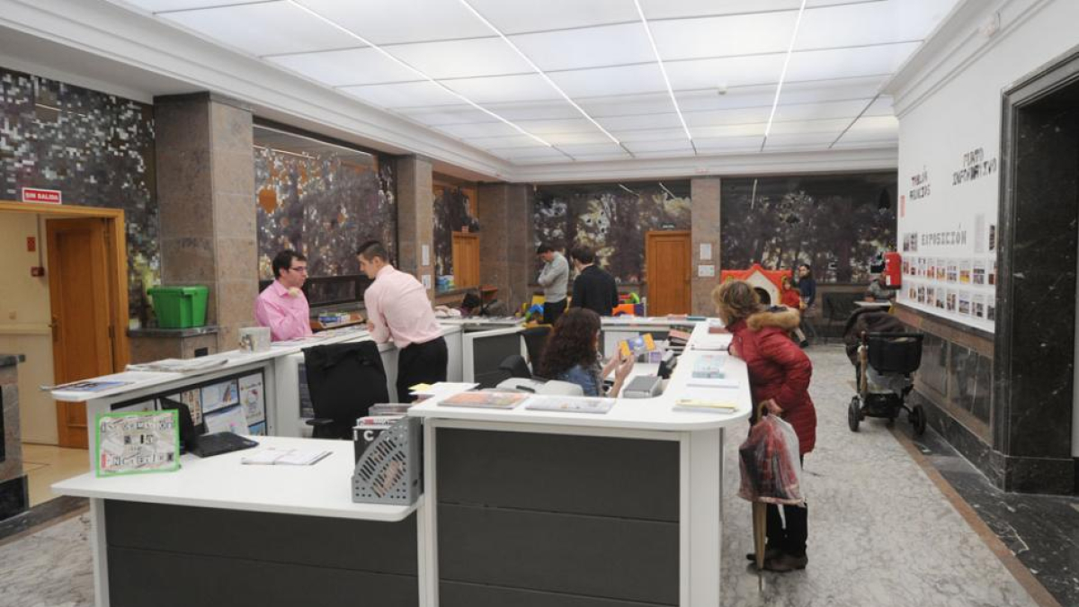 Mostrador de entrada del Centro Cívico San Juan donde se encuentran la sede de Servicios Sociales.-ISRAEL L. MURILLO