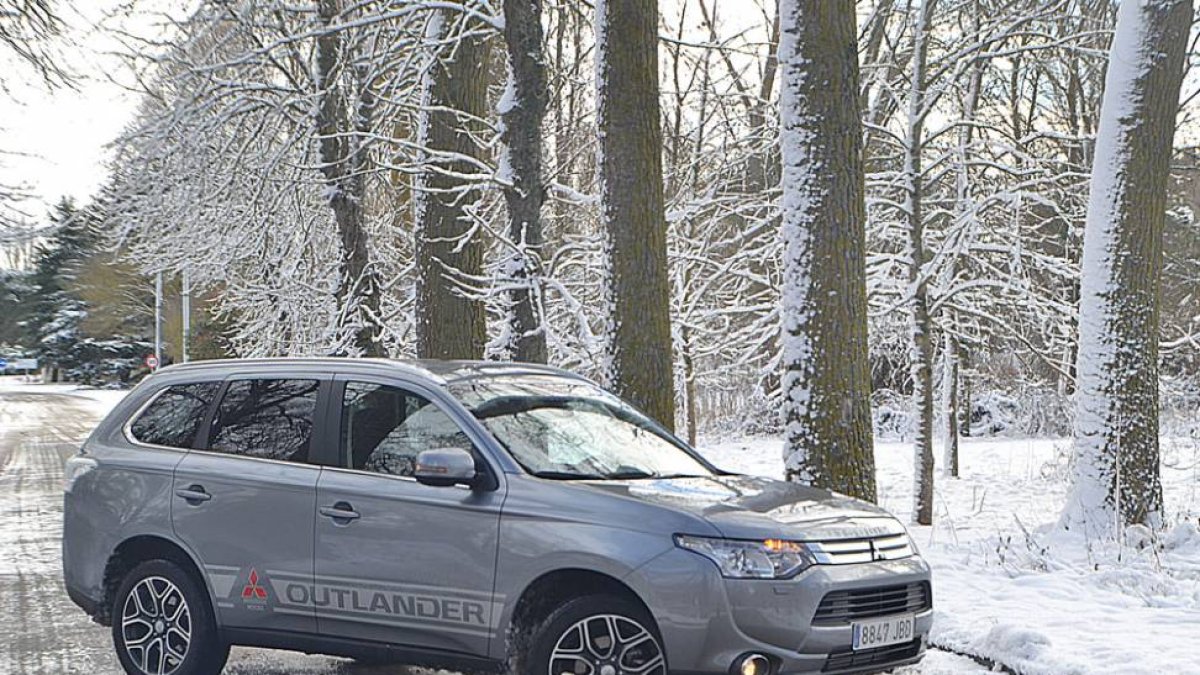 El interior es igual que el Outlander PHEV, aunque se nota la ausencia de varios botones al no tener tracción a las cuatro ruedas. Pero mantiene su estética exterior-HÉCTOR FUSTEL