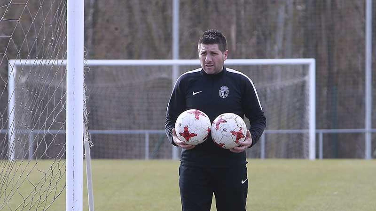 Nacho Fernández durante un entrenamiento en Castañares.-RAÚL G. OCHOA